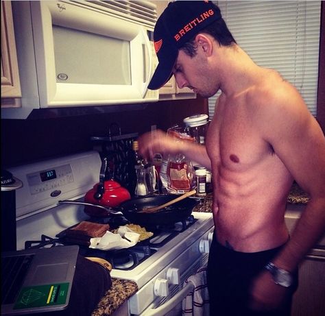 Sawyer Hartman... Cooking... Shirtless... Mmmm... @anthony Sorriento Papineau isnt this amazing!? XD Miranda Sings, Scott Hoying, Stay At Home Mum, Rhett And Link, Mitch Grassi, Joey Graceffa, Too Hot To Handle, Tousled Hair, Joe Sugg