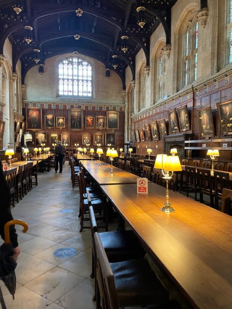 Lunch Room Aesthetic, School Lunchroom Aesthetic, Boarding School Study Hall, Harry Potter Dark Academia, Dark Academia Lecture Hall, Dark Academia School, University Dining Hall, College Lunch, Harry Potter Great Hall Aesthetic