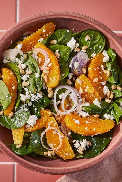 This bright spinach salad, with sweet notes from the fresh orange segments and briny feta cheese, is sure to make it into your regular rotation for an easy lunch or side salad for dinner Green Salad Recipes Healthy, Ww Salads, Healthy Eating Menu, Orange Salad Recipes, Dressings Recipes, Simple Spinach Salad, Salad For Dinner, Easy Breakfast Brunch, Spinach Salad Recipes