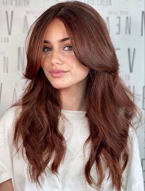 Copper Brown Hair Mid Length, Brown Hair For Green Eyes And Fair Skin, Red Brunette Hair Color, Layered Cuts For Wavy Hair, Ginger Brunette Hair, Chocolate Copper Hair, Chestnut Brown Hair, Rambut Brunette, Chestnut Hair