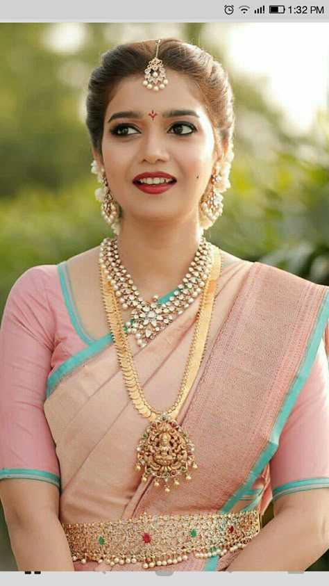 South Indian Wedding Hairstyles, Bridal Hairstyle Indian Wedding, Hair Style On Saree, Unique Bridal Jewelry, Bridal Hairdo, Gold Temple Jewellery, Gold Jewels Design, New Gold Jewellery Designs, Antique Jewellery Designs