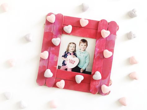 This DIY photo frame is an easy Valentines craft for kids (of all ages), makes a great gift, and is a fun way to USE YOUR PHOTOS!    Preschool Valentines Craft Valentines Craft For Kids, Decorate A Picture Frame, Popsicle Stick Picture Frame, Preschool Valentine Crafts, Photo Frame Crafts, Valentines Frames, Easy Valentines, Easy Valentine Crafts, Picture Frame Crafts