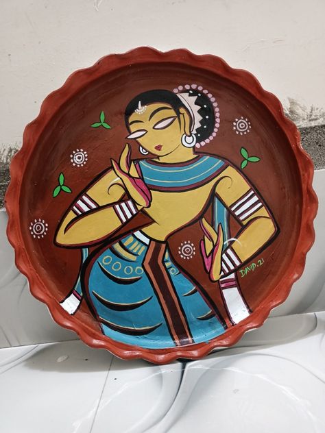 Sora Painting Ideas, Kalighat Paintings Jamini Roy, Mud Plate Painting, Plate Painting Ideas Indian, Matir Thala Painting, Bengali Drawing, Sora Painting, Bengali Alpona, Jamini Roy