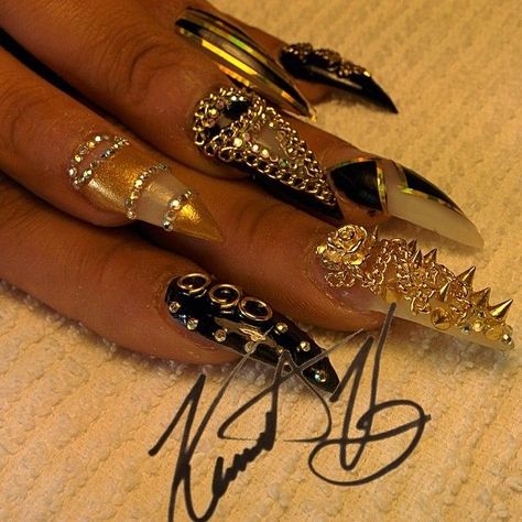 I wouldn't do this on my own nails but I live the artistry in them! Different Nail Designs, Her Nails, Black Nail, Nail Polishes, Stiletto Nails, Different Types, Nail Designs, Nails, Gold