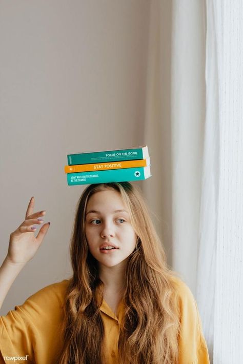 Balancing Books On Head, Photo With Books Ideas, Book Poses Photography, Poses With Books Photo Ideas, Photography Poses With Books, Photography With Books, Art Photoshoot Ideas, Posing With Books, Pose With Book