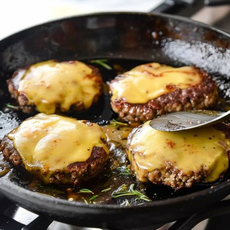 Make restaurant-quality smash burgers at home with this easy recipe! There's no grill required, and you can whip them up right on the stove. Stove Top Hamburgers, Hamburger On Stove Top, Stove Top Burgers, Smash Burger Stove Top, Stove Top Smash Burger, Cast Iron Hamburger Recipes, Stove Top Hamburger Recipes, Best Stove Top Burgers, Burgers On Stove Top