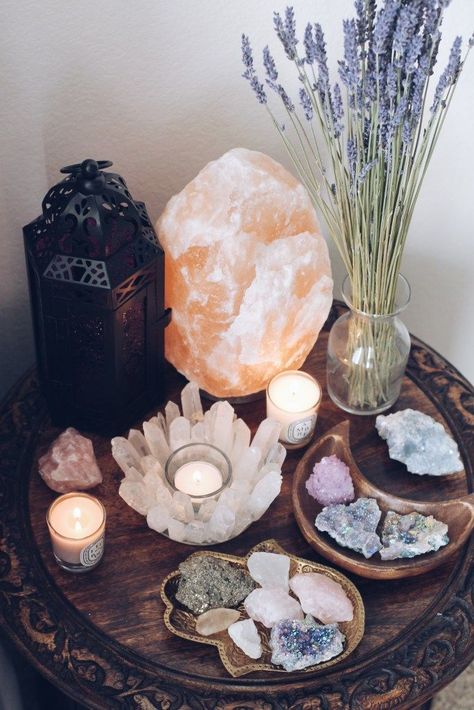 Home Decor Crystals, Crystal Corner Decor, Ideas For Displaying Crystals, Home Decor With Crystals, Crystal Home Decor Ideas, Cozy Spiritual Bedroom, Dark Spiritual Room Aesthetic, Boho Aesthetic Decor, Living Room Crystals