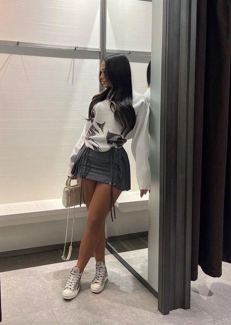 Baddie Date Night Outfit, Emma Hallberg, Night Dinner Outfit, Y2k Female, Dinner Party Outfits, Cute Mini Skirt, Clothes Y2k, Sneaker Outfits Women, Casual Party Outfit