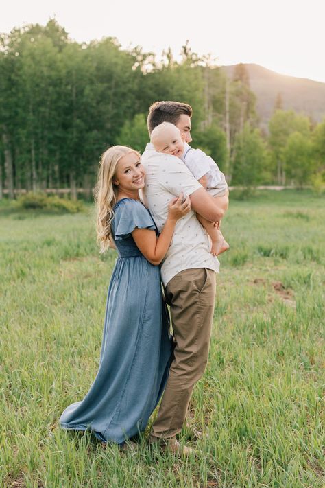 Places To Take Family Pictures, Fall Family Photos With Toddler, Fall Photoshoot Family, Baby Family Pictures, First Family Photos, Fam Photos, Summer Family Pictures, Cute Family Pictures, Cute Family Photos