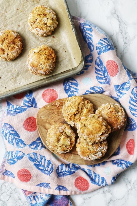 Vegan Sourdough Scones, Apple Sourdough, Vegan Apple Muffins, Vegan Supper, Sourdough Scones, Scones Vegan, Ic Diet, Apple Scones, Vegan Breads