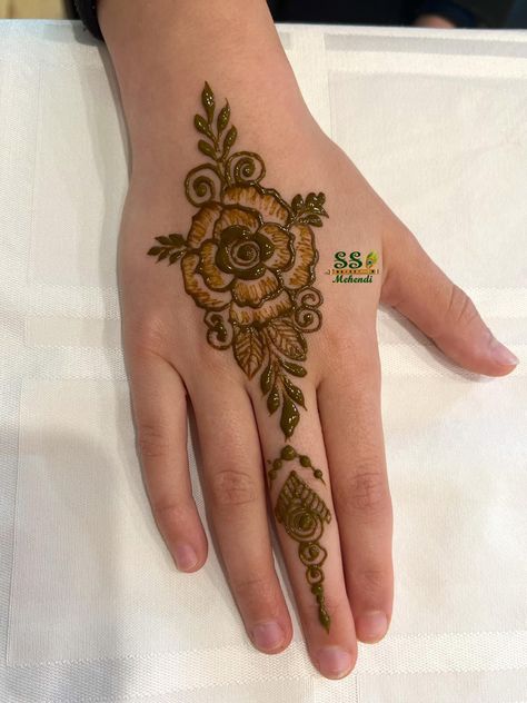 Kids Mehndi Designs Children, Elegant Mehendi, Kids Mehndi Designs, Baby Mehndi, Front Mehndi, Baby Mehndi Design, Kids Henna, Simple Mehandi, Mehandi Designs Easy