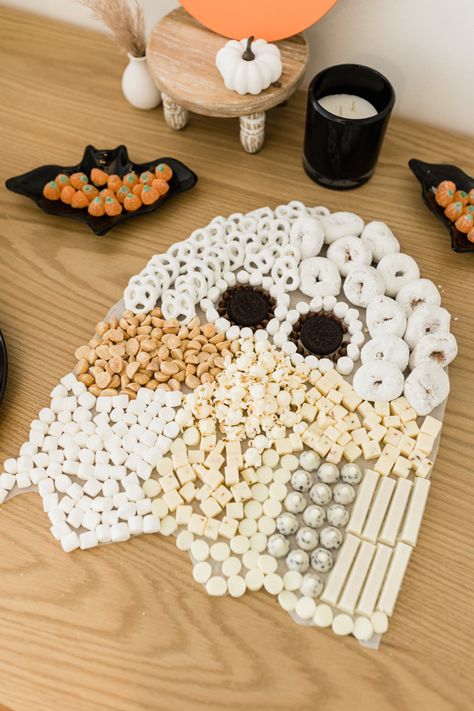 Halloween charcuterie board, charbooterie board, ghost food Charbooterie Board, Spooky Party Food, Ghost Theme Party, Monster Mash Party, Cute Halloween Party, Balloon Mosaic, Halloween Deserts, Spooky Cake, Ghost Cake