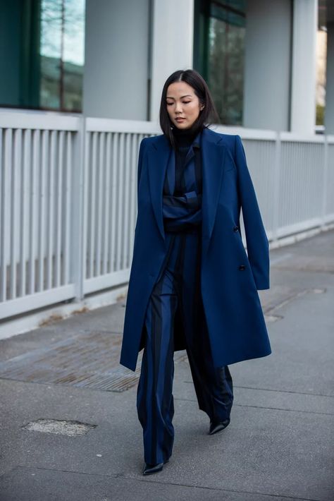 Lawyer Outfits, Suits And Sneakers, Street Style Fall Winter, Outfit Ideas Fashion, Chic Winter Outfits, Wearing All Black, Woman Suit Fashion, Power Suit, 2021 Fashion