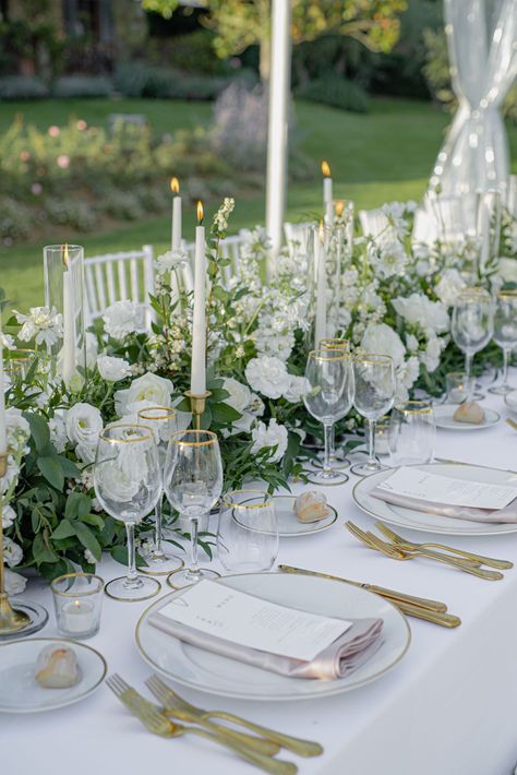 White And Green Wedding Table Setting, Round Table Decor, Circle Table, Wedding In Tuscany, White Weddings, White Wedding Theme, Guest Table, Table Flower, Green Details