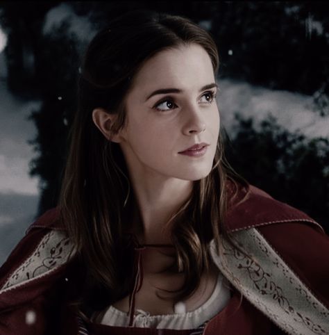 Era Victoria, Emma Watson Belle, Belle Hairstyle, Beauty And The Beast Movie, The Beauty And The Beast, Disney Belle, Belle Beauty And The Beast, Emma Thompson, Belle Beauty