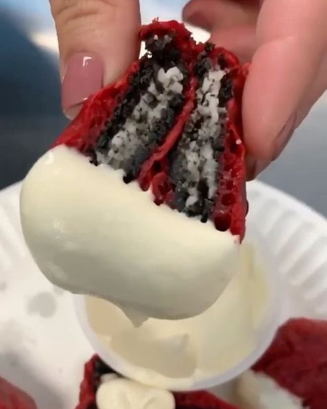 Red Velvet Fried Oreos, Deep Fried Oreos Recipe, Red Velvet Oreos, Fried Oreos Recipe, Funnel Cake Fries, Deep Fried Oreos, Red Velvet Oreo, Funnel Cake Recipe, Fried Oreos