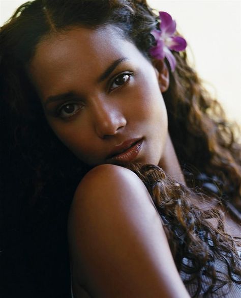 Picture of Halle Berry Halle Berry Young, Carter Smith, Halle Berry, Beauty Icons, Halle, Celebrities Female, Beautiful People, Long Hair, Berry