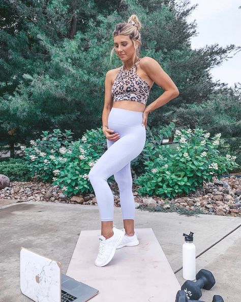 Wellness Wednesday: Favorite Fitness Wear Finds | Cella Jane // working out pregnant / maternity workout clothes Maternity Workout Clothes, Maternity Looks, Maternity Workout, Chic Activewear, Casual Maternity Outfits, Cella Jane, Black Short Sleeve Dress, Cute Maternity Outfits, Stylish Maternity Outfits