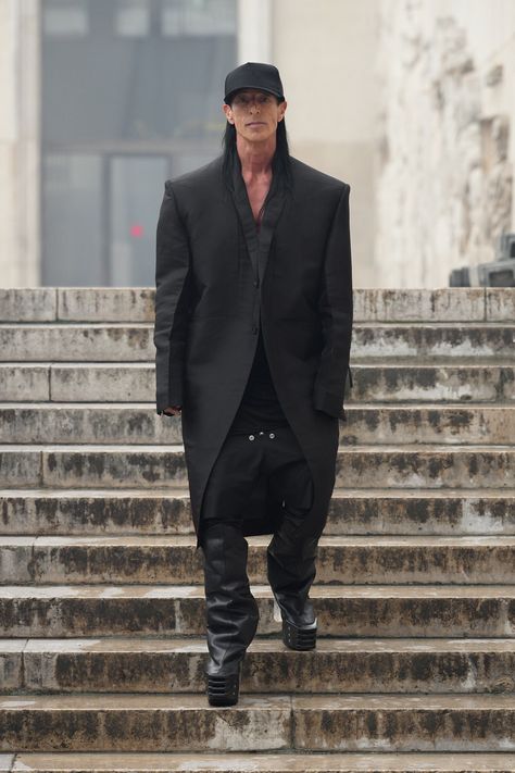 Rick Owens Spring 2024 Menswear Fashion Show Collection: See the complete Rick Owens Spring 2024 Menswear collection. Rick Owens Spring 2024 Menswear, Rick Owens Fashion Show, Gothic Boutique, Rick Owens Runway, Gothic Fashion Men, Grunge Life, Rick Owens Outfit, Rick Owens Collection, Rick Owens Fashion