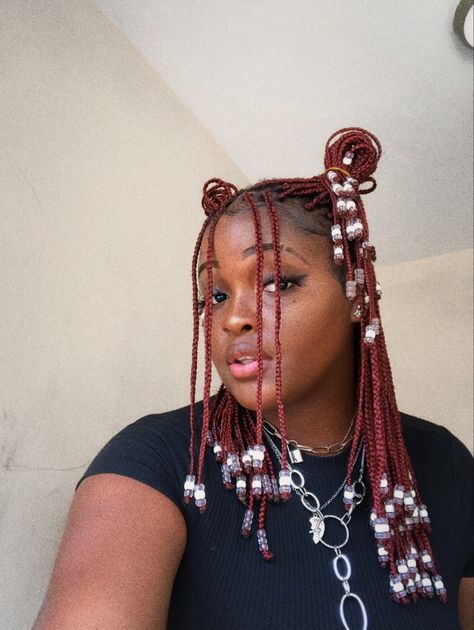 Red Locs With Beads, Braids With Red Beads, Burgundy Braids With Beads, Red Braids With Beads, Short Braids Ideas, Mini Braids With Beads, Braid Reference, Knotless Braids Short, Short Knotless Braids With Beads