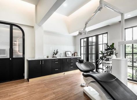 Black Dental Clinic, Black And White Dental Clinic, White Dental Clinic, Bnb Decor, Dental Interior, Dental Design Interior, Scandinavian Office, Cd Idea, Dental Studio