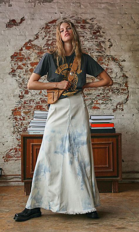 Cool denim maxi skirt | tie-dye | grunge outfit | retro | casual-cool style ... Blue Jean Skirt Outfits, Denim Tie Dye, Business Casual Jeans, Denim Tie, Womens Denim Skirts, Cooler Style, Denim Skirt Outfits, Denim Maxi Dress, Denim Maxi