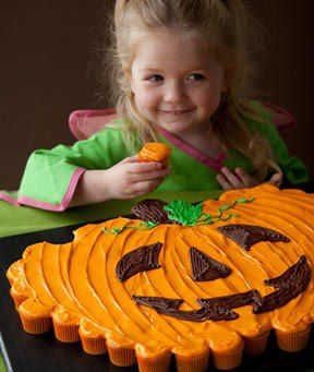 for kids Pull Apart Recipes, Pumpkin Shaped Cake, Mini Carrot Cake, Recetas Halloween, Pull Apart Cupcake Cake, Pull Apart Cake, Fall Cake, Halloween Food Desserts, Pull Apart Cupcakes