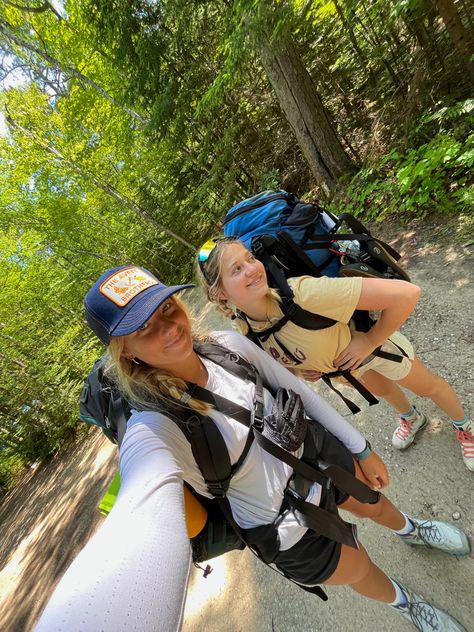 Backpacking Trip Aesthetic, D Of E Expedition, Colorful Hiking Outfit, Back Packing Aesthetic, Travel Backpack Aesthetic, Backpacking Outfits Women, Best Hiking Backpacks For Women, Camp Counselor Aesthetic, Aesthetic Outfits For Fall