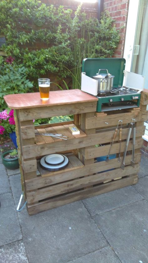 Pallet BBQ bar and prep station... see this and more great outdoor pallet project ideas | #DIYPalletIdeas Bbq Bar, Outdoor Pallet Projects, Pallet Bar Diy, Outdoor Pallet, Pallet Projects Easy, Grill Station, Pallet Bar, Pig Roast, Pallet Project