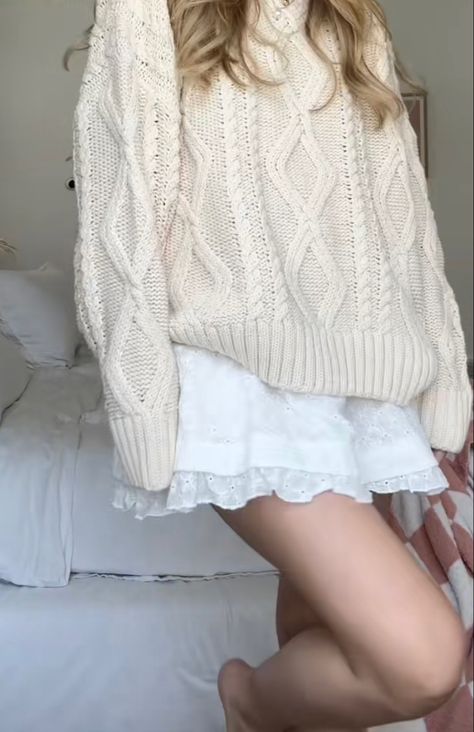 White Skirt And Sweater Outfit, White Oversized Sweater Outfit, Oversized Sweater And Skirt, White Jumper Outfit, Chunky White Sweater, Skirt With Sweater, Fall Outfit 2023, White Chunky Sweater, Jumper Outfits