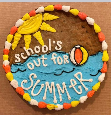 Summer Cookie Ideas Decorated, Summer Cookie Cake Ideas, End Of School Year Cake, Summer Cake Designs Easy, Beach Cookie Cake, End Of School Cake, Last Day Of School Cake, Cute Summer Cakes, Memorial Day Cake Ideas