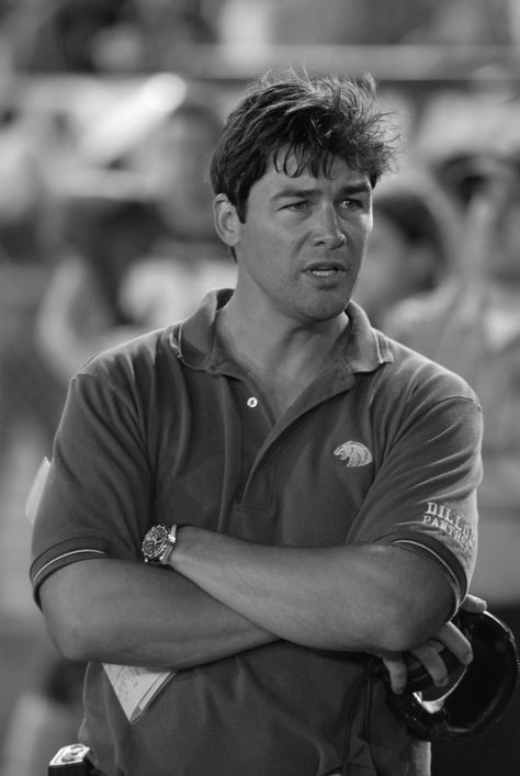 Coach Eric Taylor - Kyle Chandler - Friday Night Lights Tim Riggins Friday Night Lights, Riggins Friday Night Lights, Friday Night Lights Movie, Friday Night Lights Quotes, Friday Night Lights Shirt, Eric Taylor, Kyle Chandler, Lit Captions, Julie Taylor