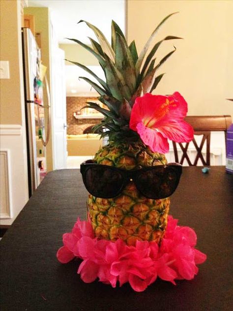 Mis 15 Margaritaville Centerpiece Ideas, Hawaiian Party Decorations For Men, Luau Goodbye Party, Tropisk Fest, Pineapple Centerpiece, Luau Decorations, Luau Party Decorations, Aloha Party, Hawaiian Party Decorations