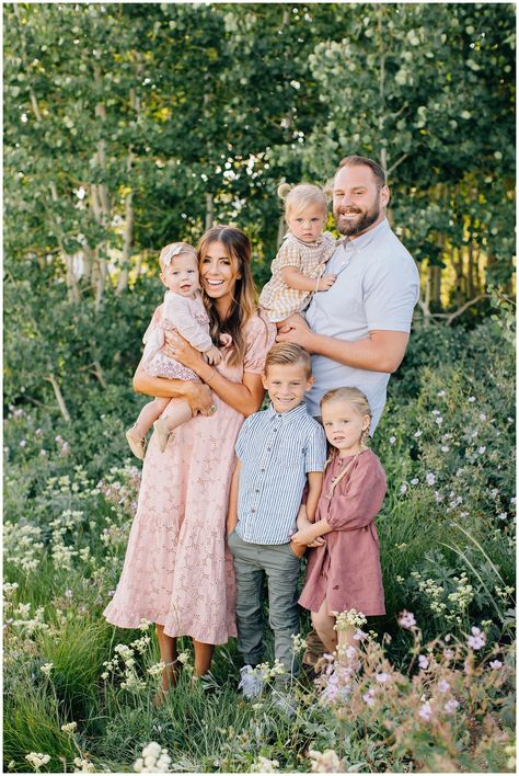 Classy Family, Summer Family Portraits, Spring Family Pictures, Family Photography Outfits, Family Photo Outfit Ideas, Family Portrait Outfits, Summer Family Pictures, Family Photo Colors, Family Photo Outfit