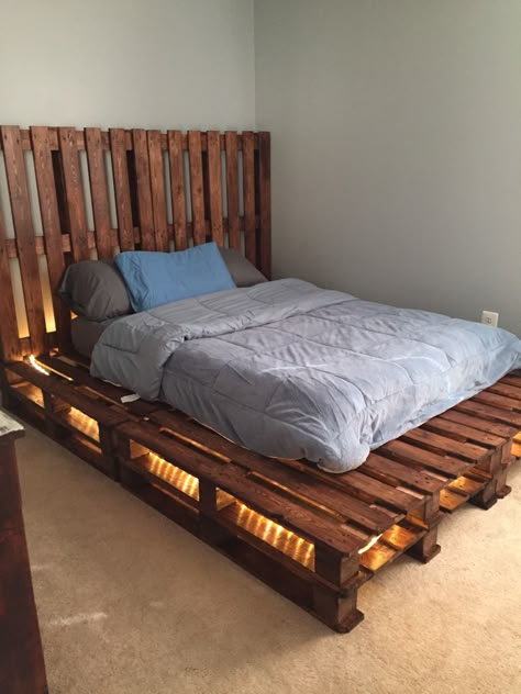 2nd pallet bed in a rustic themed room. 2 full pallets across 2 high. Pallet Bed Queen Size, Pallet King Bed Frame, Skid Bed Frame, King Size Pallet Bed Diy, Queen Size Pallet Bed Frame Diy, King Bed On Floor Ideas, Pallet Board Bed, King Size Pallet Bed, Queen Pallet Bed