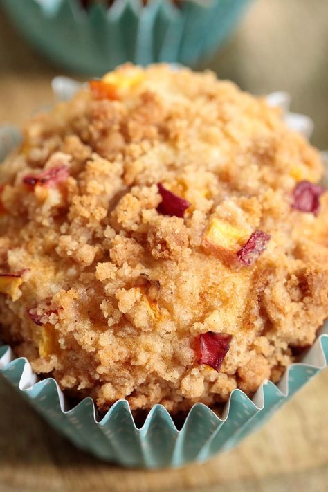 These one-bowl, tender-crumbed peach (or nectarine) crumble muffins are studded with juicy fresh peaches and have sweet, buttery, cinnamon streusel topping. #peachmuffins, #easymuffins, #onebowlmuffins, #crumbtoppedmuffins Peach Strudel Muffins, Nectarine Crumble, Peach Cobbler Muffins, Cinnamon Streusel Topping, Nectarine Recipes, Nutella Muffin, Muffins Blueberry, Crumble Muffins, Peach Muffins