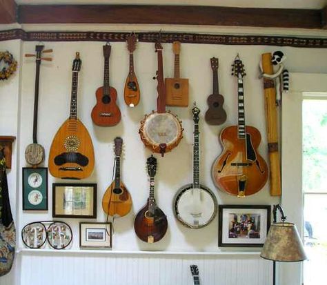 Hang Instruments as Wall Art Music Studio Bedroom, Music Store Design, Home Office Wallpaper, Instrument Wall, Instrument Display, Studio Bedroom, Home Music Rooms, Pretty Guitars, Trendy Music