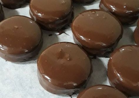 Alfajores (mejor que los marplatenses😜)🤤🤤 Receta de mary botas - Cookpad Cheddar, Donuts, Caramel, Portugal, Candy, Cake