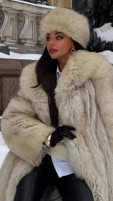 Winter Fashion Outfits For Work, Week Aesthetic, Fashion Week Aesthetic, Fashion Outfits Winter, Fashion Designer Aesthetics, Fashion Outfits Summer, Fashionable Nails, Fur Coat Outfit, Long Fur Coat