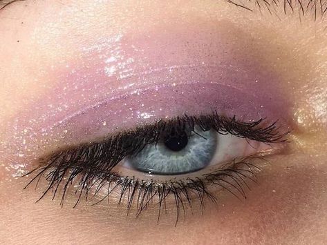 melis on Twitter: "there is glitter on the floor https://t.co/wbXXdzY728" / Twitter Pretty Eyes, Soft Grunge, Pretty Makeup, Pink Lips, Artistry Makeup, Cute Makeup, Aesthetic Makeup, Makeup Art, Makeup Inspo