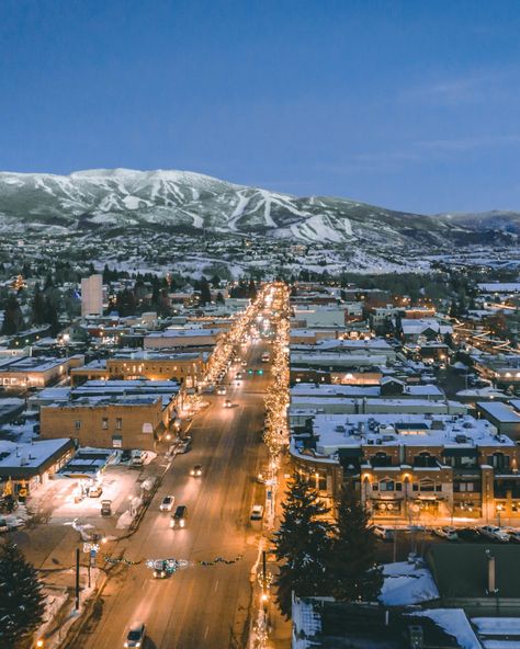 When the city meets the mountains, magic happens! 🌃⛰️ Capturing the breathtaking beauty of Steamboat Springs at night, with snow-covered peaks in the backdrop.  #steamboatsprings #steamboatspringscolorado #mountaintown #sunset #nighttimeviews #colorado Kyla Core, Winter Snow Wallpaper, Steamboat Springs Colorado, Visit Colorado, Holiday Romance, Dream Vacations Destinations, A White Christmas, Travel Wallpaper, Steamboat Springs