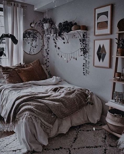 What should every bedroom have? While you may think that accessories are not necessary bedroom items  you will be surprised at how much you will benefit from adding a few small pieces of decorative furniture in your bedroom. Dark Academia Room Ideas, Soulmate Au, Boho Style Bedroom, College Dorm Room Decor, Organized Home, Dorm Room Inspiration, Dekorasi Kamar Tidur, Boho Jewellery, Redecorate Bedroom