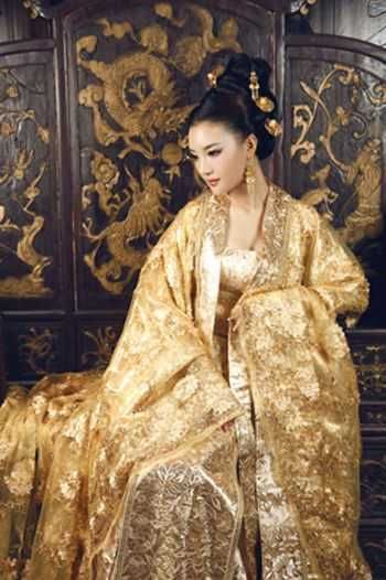 Empress (Femme Fatale) - Imgur Gong Li, Fu Dog, Ancient China, Chinese Clothing, Asian Outfits, Traditional Fashion, Chinese Dress, Traditional Dress, Chinese Culture