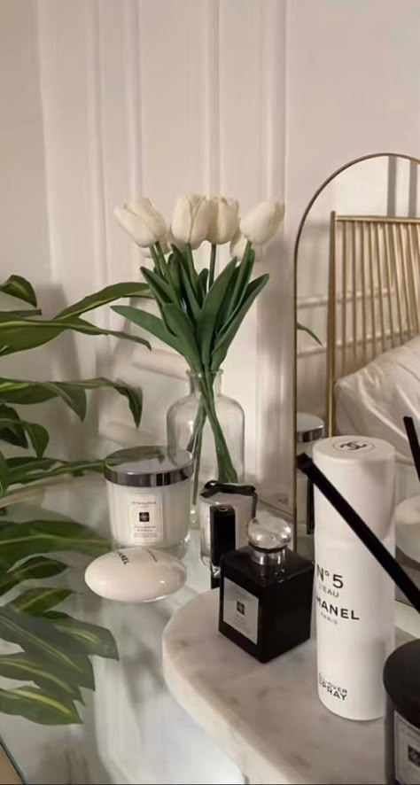 Aesthetic Black Room Decor, Black And Cream Bedroom Aesthetic, Aesthetic Bedroom Black And White, Monochrome Bedroom Aesthetic, White And Black Room Decor, Sucess Aesthetic Girl, White Room Decor Aesthetic, Bedroom Aesthetic Black And White, Minimalist Bedroom Black And White