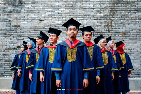 Class Group Photo Poses, Group Convocation Photography, Group Outdoor Photoshoot, Convocation Photography Picture Ideas, Graduation Group Photos, Graduation Pictorial Pose, Graduation Group Photo Ideas, Convocation Photography, Pre Convo