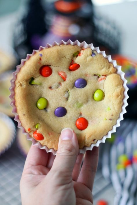 hand holding up giant deep dish cookie Deep Cookies, Deep Dish Cookie Recipe, Deep Dish Cookies, Mini Cookie Cakes, Extreme Cookies, Extra Large Cookies, Cookies With Ice Cream, Giant Cookie Recipe, Cookie Pucks