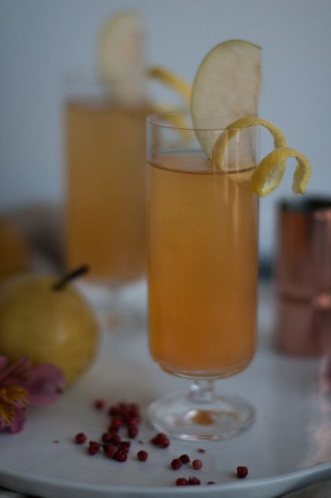 Fall French 75 cocktail recipe, the perfect autumn drink on jojotastic.com French 75 Recipe, French 75 Cocktail Recipes, Caramel Apple Sangria, French 75 Cocktail, Apple Sangria, Autumn Food, Fall Dinner Party, French 75, Fall Cocktails