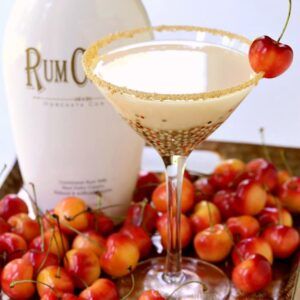 Rumchata Recipes, Cherry Martini, Vodka Recipes Drinks, Mississippi Mud Pie, Cherry Vodka, Chocolate Cocktails, Thanksgiving Drinks, Cinnamon Toast Crunch, Fruity Cocktails