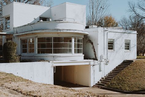 Frayser Bauhaus Art Deco House Exterior, Streamline Moderne Architecture, Art Deco Houses, Art Deco Homes, Bauhaus Architecture, Streamline Moderne, Casas The Sims 4, Modern Deco, Abandoned House