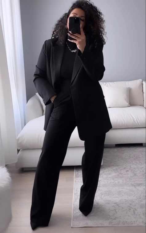 Modern Business Attire Women, White Blazer Outfit Work, All Black Business Casual Outfits, All Black Outfit For Work, Black Jumpsuit Outfit, Confident Outfit, Trendy Work Outfit, Interview Outfits Women, Errands Outfit